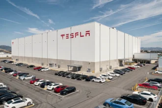 Vue extérieure de la Gigafactory Tesla à Fremont en Californie avec logo Tesla rouge sur le bâtiment industriel
